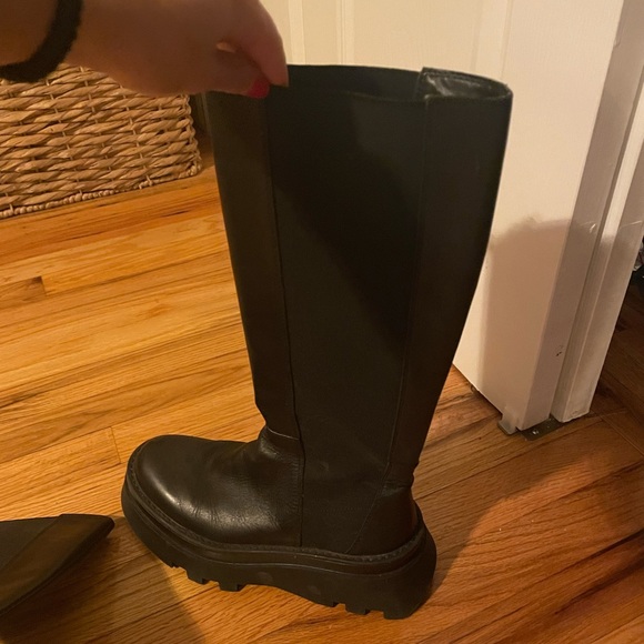 Tall knees high boots - Picture 4 of 6